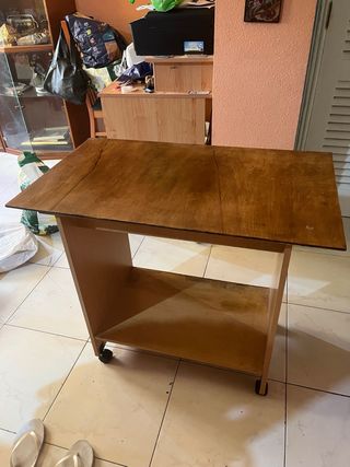 Mesa madera c/ruedas - marrón