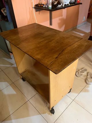 Mesa madera c/ruedas - marrón