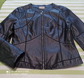 Cazadora negra simil piel