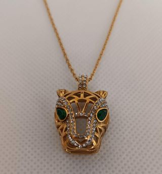 Collar con dije de pantera dorado