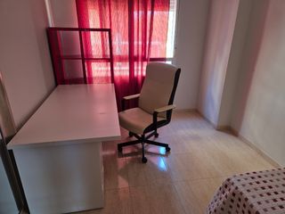 Escritorio, silla y estantería oficina