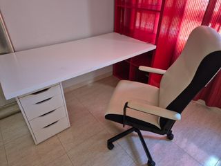 Escritorio, silla y estantería oficina
