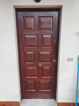 Puerta exterior de casa de madera 