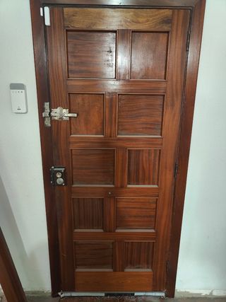 Puerta exterior de casa de madera 