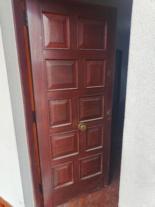 Puerta exterior de casa de madera 