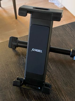 Soporte ajustable para iPad en el coche

