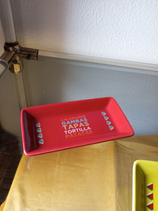 Bandejas tapas: rojas y amarillas