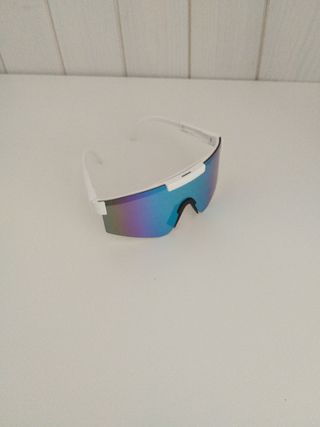 Gafas deportivas futuristas