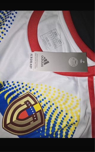 Camiseta Adidas Vinotinto. Sin uso. Talla 2XL