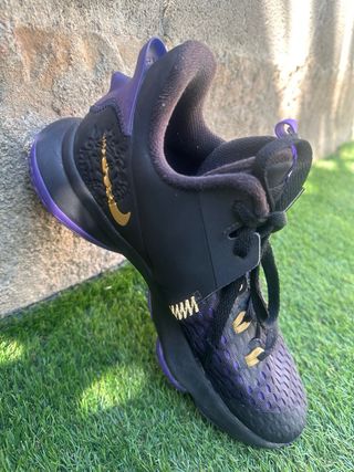 Zapatillas Nike LeBron - Negro/Morado