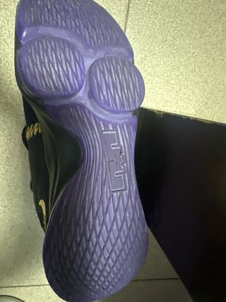 Zapatillas Nike LeBron - Negro/Morado