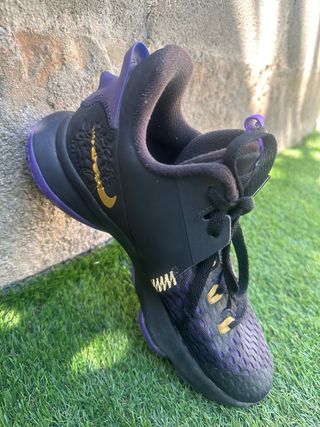Zapatillas Nike LeBron - Negro/Morado