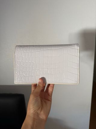 Bolso efecto cocodrilo blanco