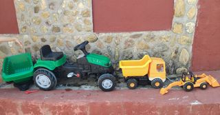 Tractor infantil con pedales y remolque  (<2añs)