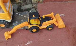 Tractor infantil con pedales y remolque  (<2añs)