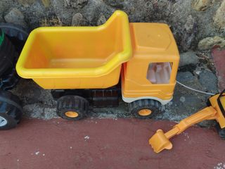 Tractor infantil con pedales y remolque  (<2añs)