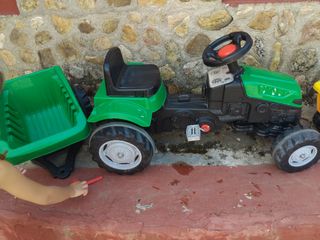 Tractor infantil con pedales y remolque  (<2añs)