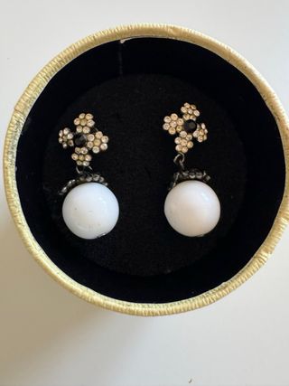Anillo y pendientes blancos plata