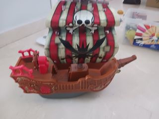 Figuras piratas con barco con luces y sonido
