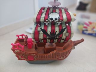 Figuras piratas con barco con luces y sonido
