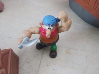 Figuras piratas con barco con luces y sonido
