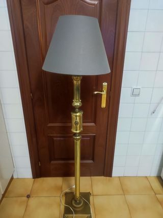 Lámpara pie dorada 