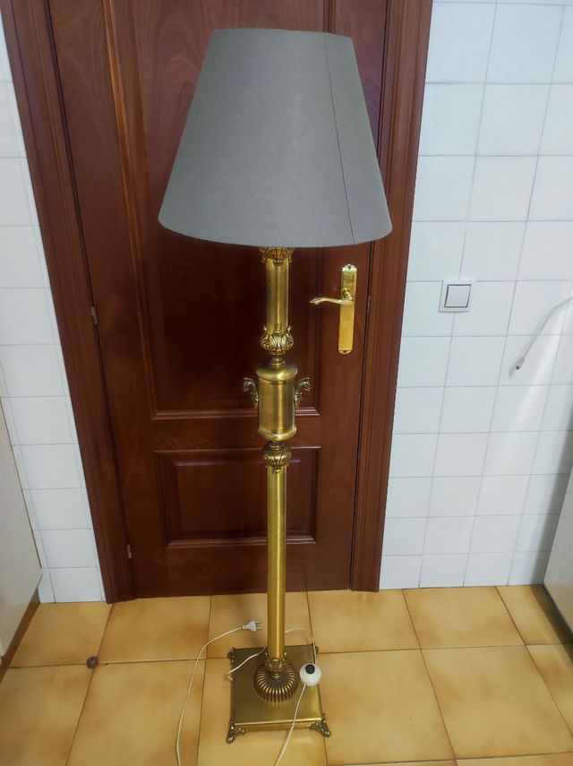 Lámpara pie dorada