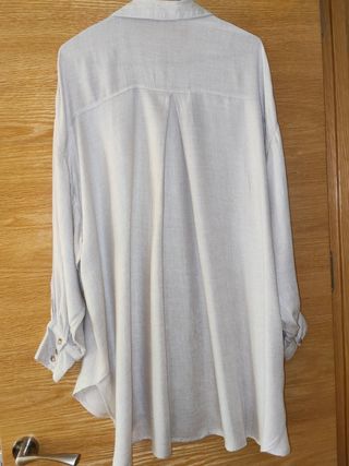 Blusa Stradivarius extra larga beige 