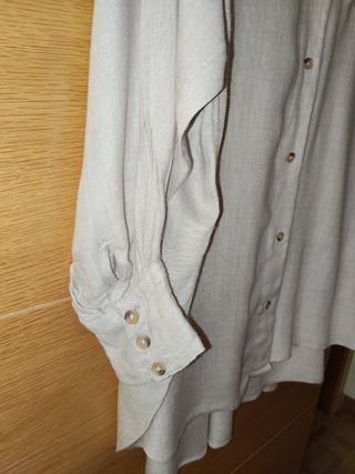 Blusa Stradivarius extra larga beige 