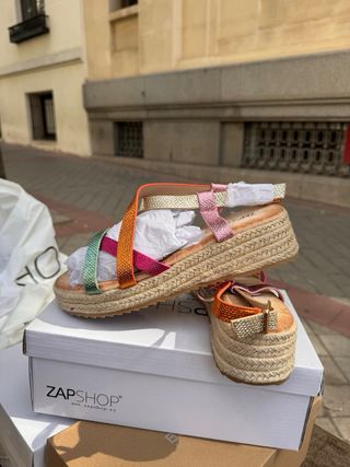 Sandalias planas multicolor nuevas