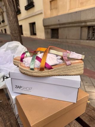 Sandalias planas multicolor nuevas