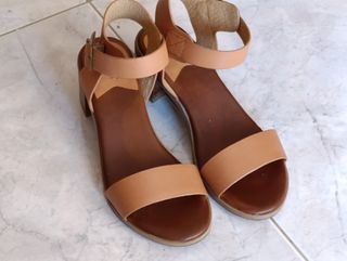 Sandalias Kickers marrones nº36.



