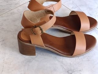 Sandalias Kickers marrones nº36.


