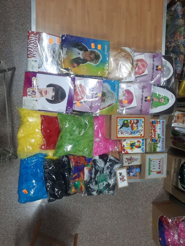 Pelucas, boas plumas y juguetes