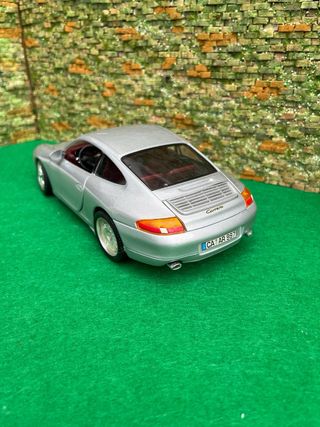 Porsche 911 Carrera – 1997 – Escala 1:18 – Bburago