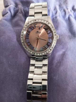 Reloj Lotus mujer, plateado, esfera redonda. 
