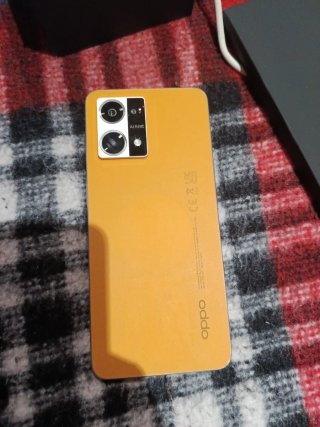 Oppo móvil dorado