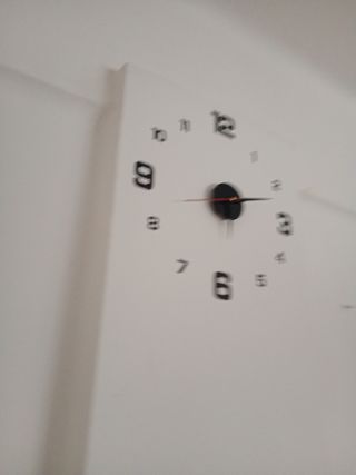 Reloj de pared blanco y negro