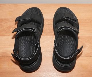 SANDALIAS SKECHERS NEGRAS - ARCH FIT