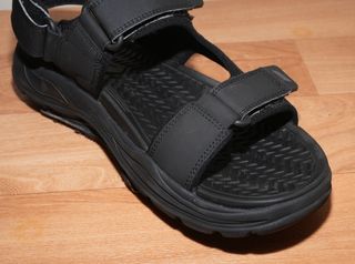 SANDALIAS SKECHERS NEGRAS - ARCH FIT