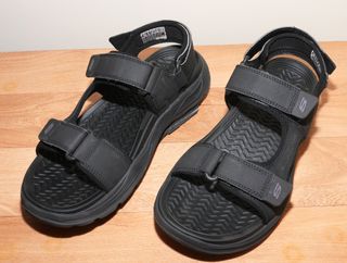 SANDALIAS SKECHERS NEGRAS - ARCH FIT