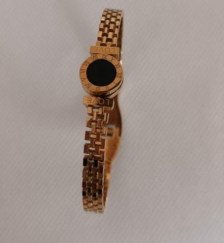 Brazalete dorado con detalles negros