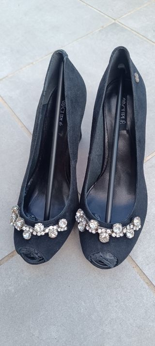 Zapatos negros de tacón con pedrería