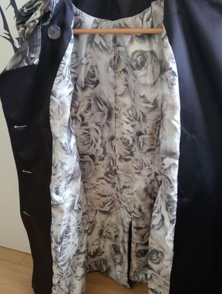 Gabardina negra estampada