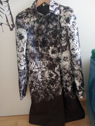 Gabardina negra estampada
