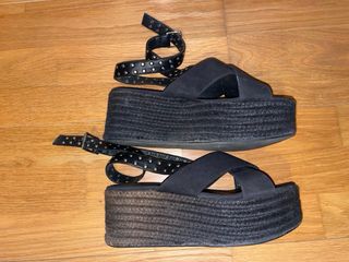 Sandalias plataforma y tachuelas MIM negras