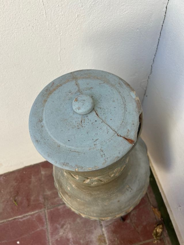 Estufa  de cerámica gris con tapa