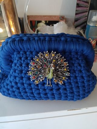 Clutch uncinetto blu elettrico con spilla pavone 