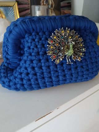 Clutch uncinetto blu elettrico con spilla pavone 