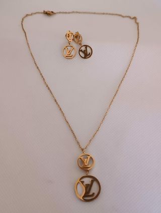 Collar y pendientes dorados